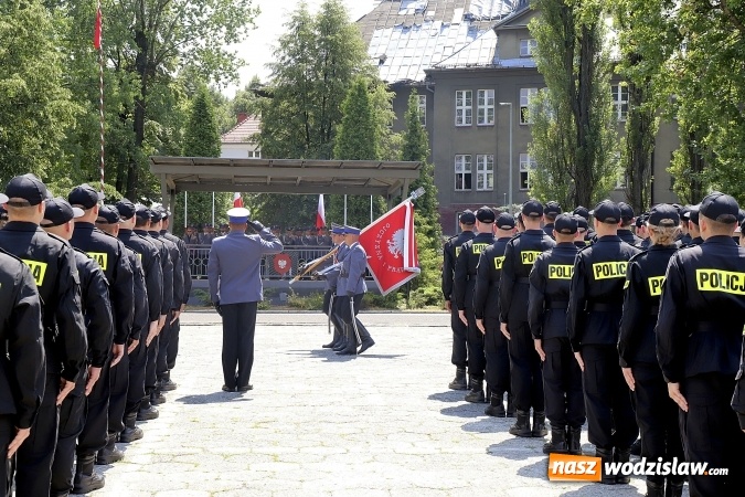 Zdjęcie w galerii na portalu naszwodzislaw.com: Nowo przyjęci policjanci złożyli ślubowanie wiadomości z regionu
