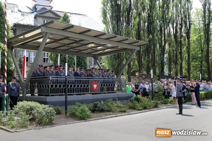 Zdjęcie w galerii na portalu naszwodzislaw.com: Nowo przyjęci policjanci złożyli ślubowanie wiadomości z regionu