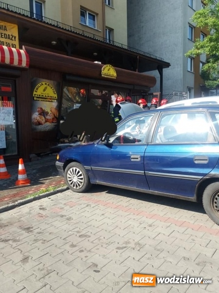 Zdjęcie w galerii na portalu naszwodzislaw.com: Pomylił biegi i wjechał w kiosk z pieczywem. Jedna osoba została poszkodowana wiadomości z regionu