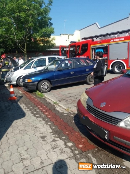 Zdjęcie w galerii na portalu naszwodzislaw.com: Pomylił biegi i wjechał w kiosk z pieczywem. Jedna osoba została poszkodowana wiadomości z regionu