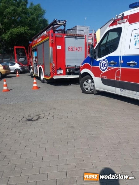 Zdjęcie w galerii na portalu naszwodzislaw.com: Pomylił biegi i wjechał w kiosk z pieczywem. Jedna osoba została poszkodowana wiadomości z regionu