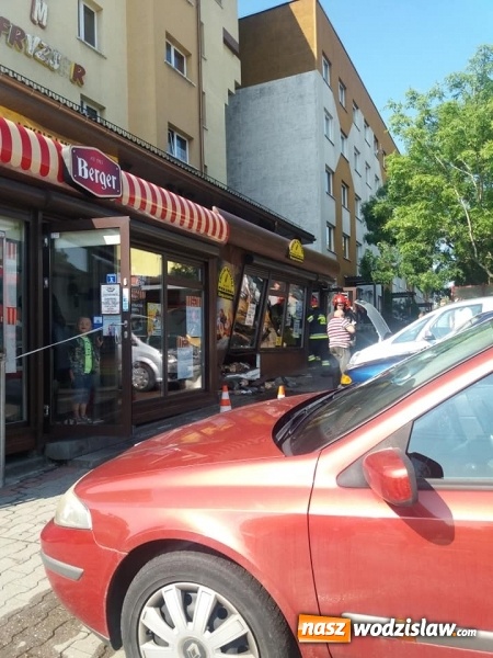 Zdjęcie w galerii na portalu naszwodzislaw.com: Pomylił biegi i wjechał w kiosk z pieczywem. Jedna osoba została poszkodowana wiadomości z regionu