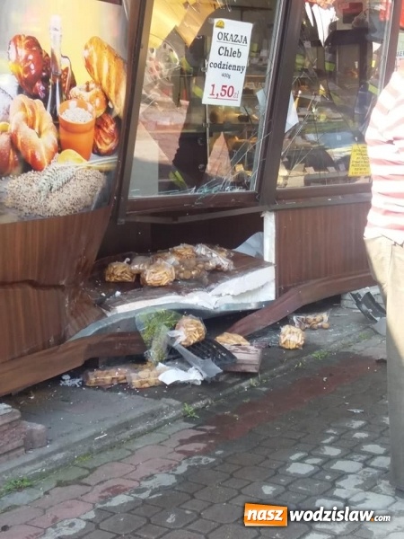 Zdjęcie w galerii na portalu naszwodzislaw.com: Pomylił biegi i wjechał w kiosk z pieczywem. Jedna osoba została poszkodowana wiadomości z regionu