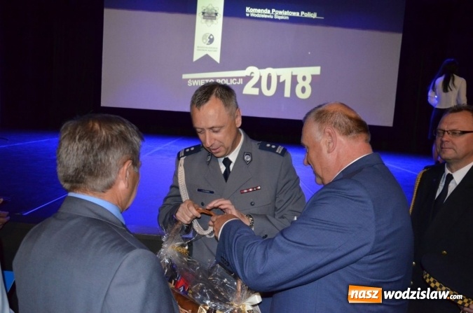 Zdjęcie w galerii na portalu naszwodzislaw.com: Podziękowania, nagrody i awanse, czyli święto powiatowej policji w Wodzisławiu Śląskim  wiadomości z regionu