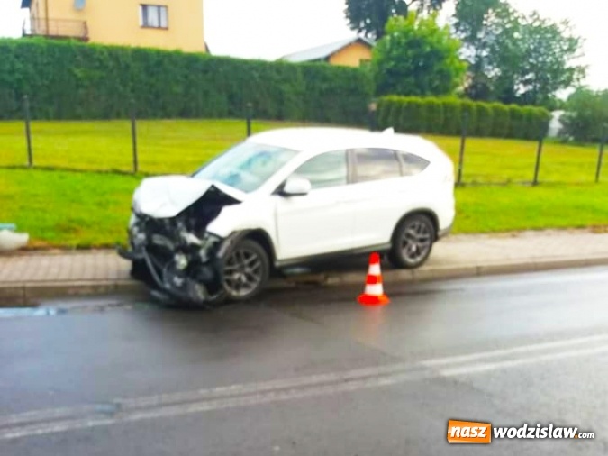 Zdjęcie w galerii na portalu naszwodzislaw.com: Zderzenie mazdy i hondy na skrzyżowaniu w Połomi. 32-letnia kobieta trafiła do szpitala wiadomości z regionu