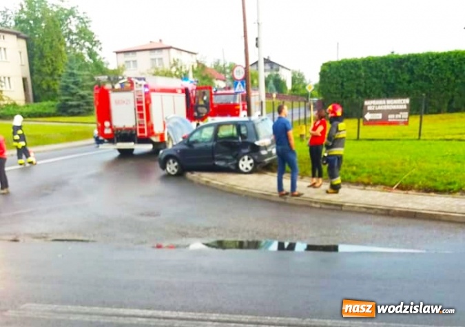 Zdjęcie w galerii na portalu naszwodzislaw.com: Zderzenie mazdy i hondy na skrzyżowaniu w Połomi. 32-letnia kobieta trafiła do szpitala wiadomości z regionu