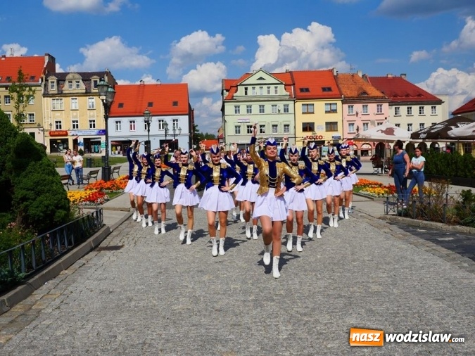 Zdjęcie w galerii na portalu naszwodzislaw.com: Popołudnie z Sąsiadem i Unią Europejską. Frekwencja i humory dopisały wiadomości z regionu