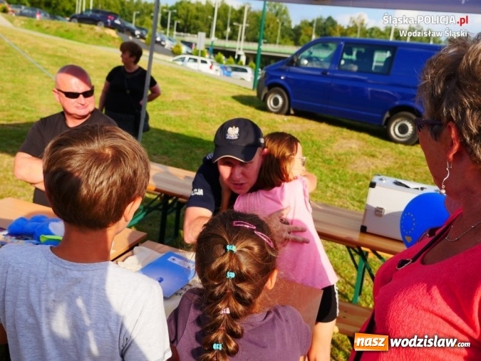 Zdjęcie w galerii na portalu naszwodzislaw.com: Policjanci promowali akcję Kręci mnie bezpieczeństwo nad wodą wiadomości z regionu