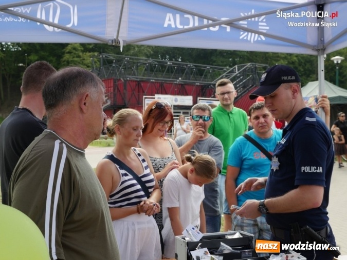 Zdjęcie w galerii na portalu naszwodzislaw.com: Policjanci promowali akcję Kręci mnie bezpieczeństwo nad wodą wiadomości z regionu