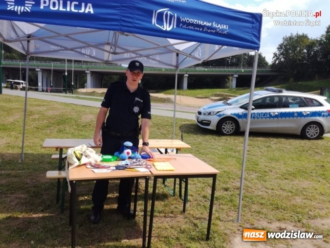 Zdjęcie w galerii na portalu naszwodzislaw.com: Policjanci promowali akcję Kręci mnie bezpieczeństwo nad wodą wiadomości z regionu