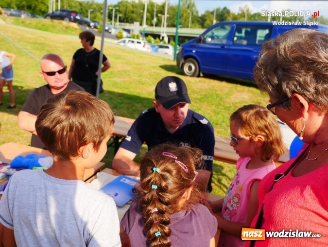 Zdjęcie w galerii na portalu naszwodzislaw.com: Policjanci promowali akcję Kręci mnie bezpieczeństwo nad wodą wiadomości z regionu