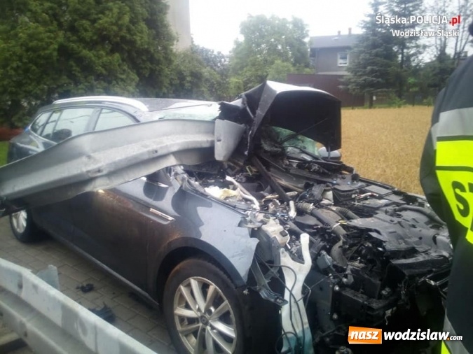 Zdjęcie w galerii na portalu naszwodzislaw.com: Nowe ustalenia w sprawie wypadku w Radlinie. Kierowca renault wjechał w barierki na skutek ataku epilepsji! wiadomości z regionu