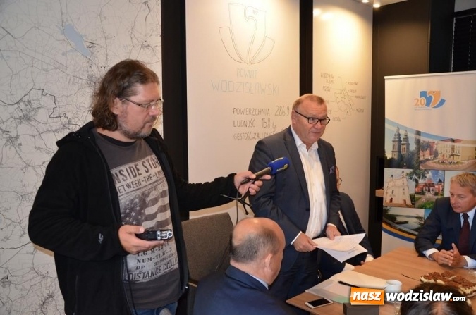 Zdjęcie w galerii na portalu naszwodzislaw.com: Podpisanie umów w Konkursie Przedsięwzięć Inicjatyw Lokalnych wiadomości z regionu