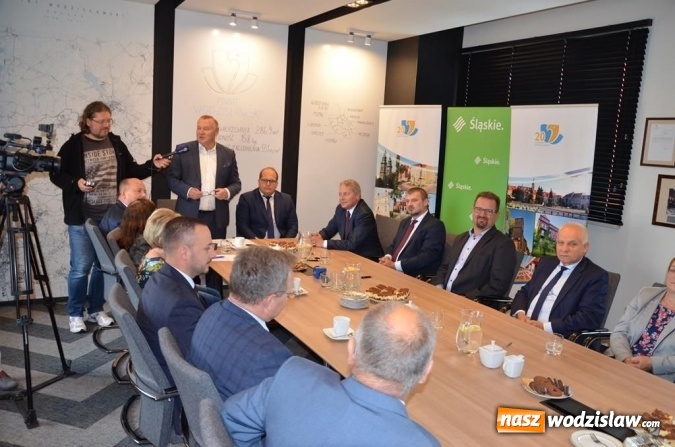 Zdjęcie w galerii na portalu naszwodzislaw.com: Podpisanie umów w Konkursie Przedsięwzięć Inicjatyw Lokalnych wiadomości z regionu