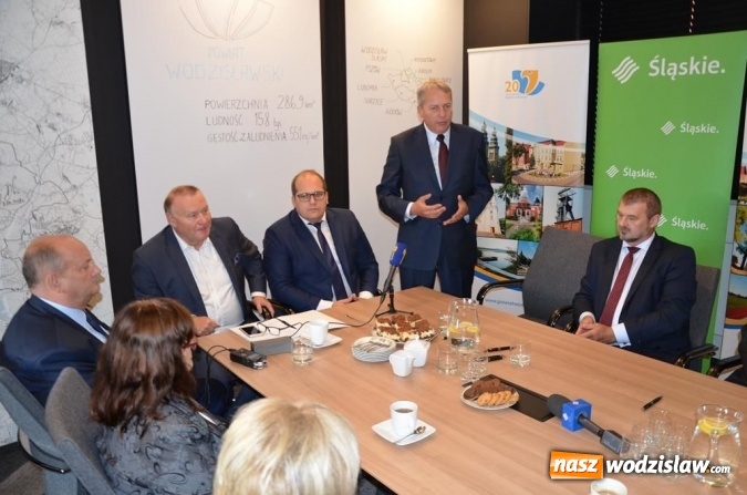 Zdjęcie w galerii na portalu naszwodzislaw.com: Podpisanie umów w Konkursie Przedsięwzięć Inicjatyw Lokalnych wiadomości z regionu