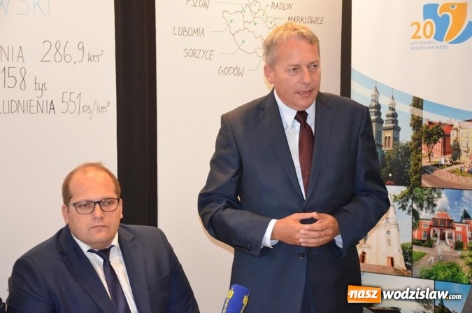 Zdjęcie w galerii na portalu naszwodzislaw.com: Podpisanie umów w Konkursie Przedsięwzięć Inicjatyw Lokalnych wiadomości z regionu
