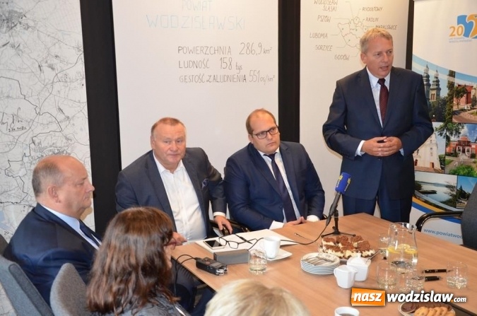 Zdjęcie w galerii na portalu naszwodzislaw.com: Podpisanie umów w Konkursie Przedsięwzięć Inicjatyw Lokalnych wiadomości z regionu