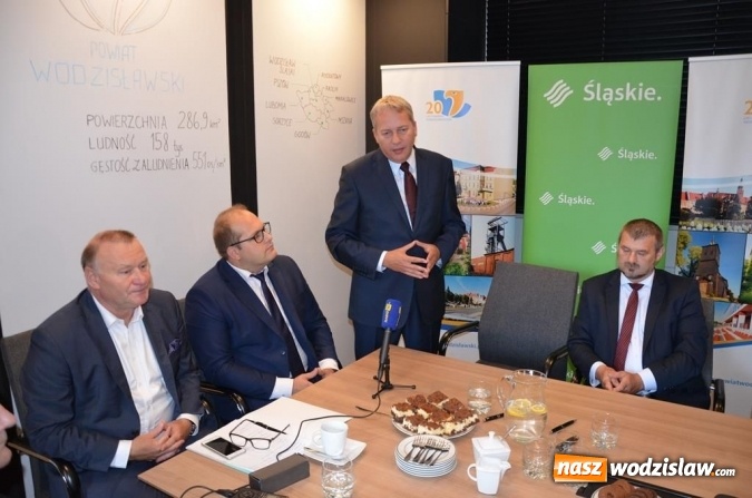 Zdjęcie w galerii na portalu naszwodzislaw.com: Podpisanie umów w Konkursie Przedsięwzięć Inicjatyw Lokalnych wiadomości z regionu