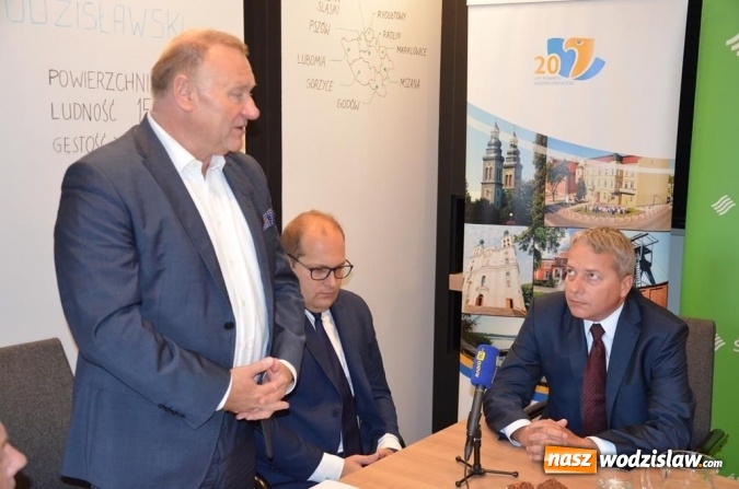 Zdjęcie w galerii na portalu naszwodzislaw.com: Podpisanie umów w Konkursie Przedsięwzięć Inicjatyw Lokalnych wiadomości z regionu