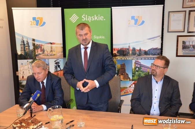 Zdjęcie w galerii na portalu naszwodzislaw.com: Podpisanie umów w Konkursie Przedsięwzięć Inicjatyw Lokalnych wiadomości z regionu