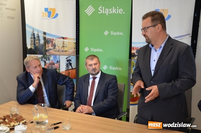 Zdjęcie w galerii na portalu naszwodzislaw.com: Podpisanie umów w Konkursie Przedsięwzięć Inicjatyw Lokalnych wiadomości z regionu