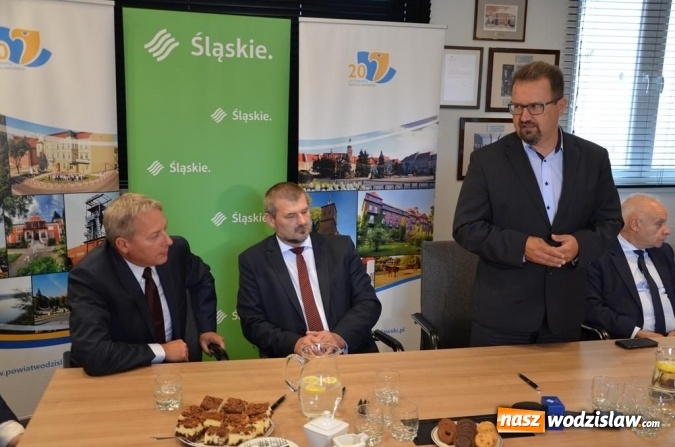 Zdjęcie w galerii na portalu naszwodzislaw.com: Podpisanie umów w Konkursie Przedsięwzięć Inicjatyw Lokalnych wiadomości z regionu