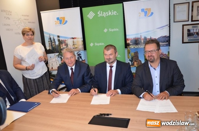 Zdjęcie w galerii na portalu naszwodzislaw.com: Podpisanie umów w Konkursie Przedsięwzięć Inicjatyw Lokalnych wiadomości z regionu