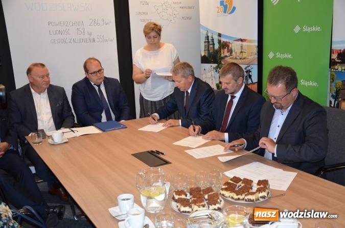 Zdjęcie w galerii na portalu naszwodzislaw.com: Podpisanie umów w Konkursie Przedsięwzięć Inicjatyw Lokalnych wiadomości z regionu