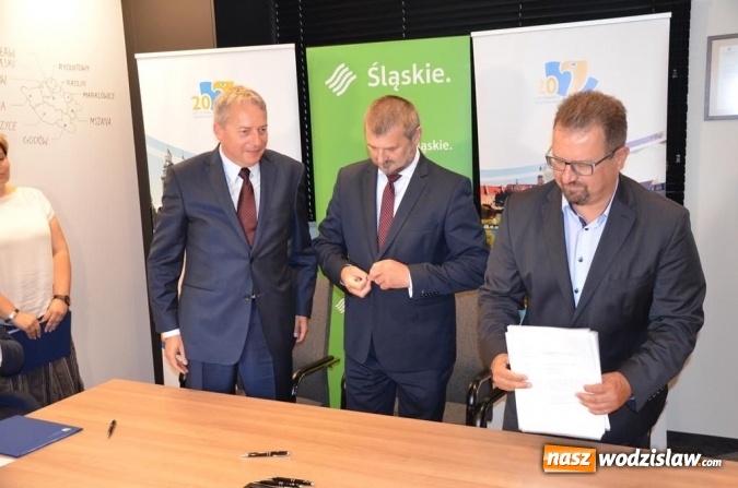 Zdjęcie w galerii na portalu naszwodzislaw.com: Podpisanie umów w Konkursie Przedsięwzięć Inicjatyw Lokalnych wiadomości z regionu