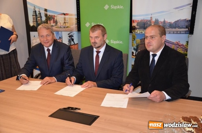 Zdjęcie w galerii na portalu naszwodzislaw.com: Podpisanie umów w Konkursie Przedsięwzięć Inicjatyw Lokalnych wiadomości z regionu