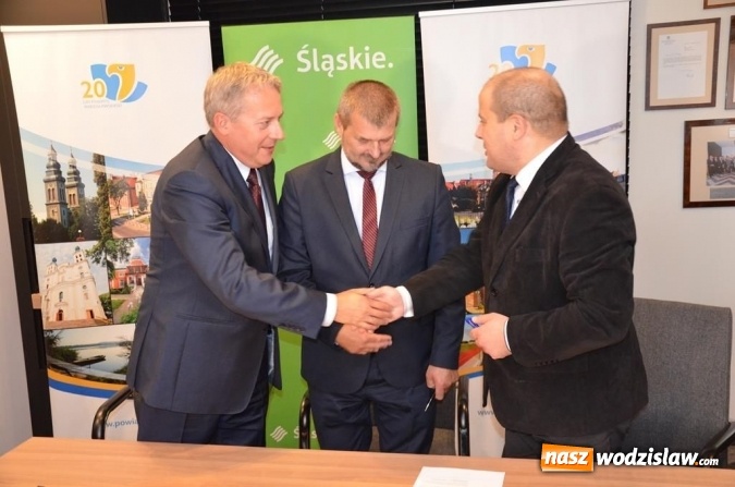 Zdjęcie w galerii na portalu naszwodzislaw.com: Podpisanie umów w Konkursie Przedsięwzięć Inicjatyw Lokalnych wiadomości z regionu