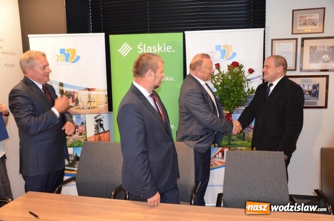 Zdjęcie w galerii na portalu naszwodzislaw.com: Podpisanie umów w Konkursie Przedsięwzięć Inicjatyw Lokalnych wiadomości z regionu