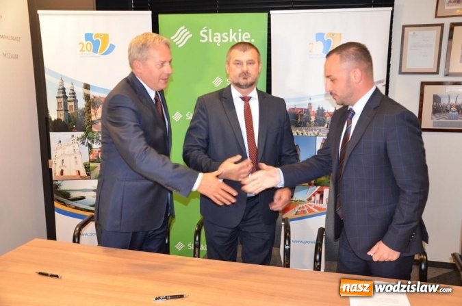 Zdjęcie w galerii na portalu naszwodzislaw.com: Podpisanie umów w Konkursie Przedsięwzięć Inicjatyw Lokalnych wiadomości z regionu