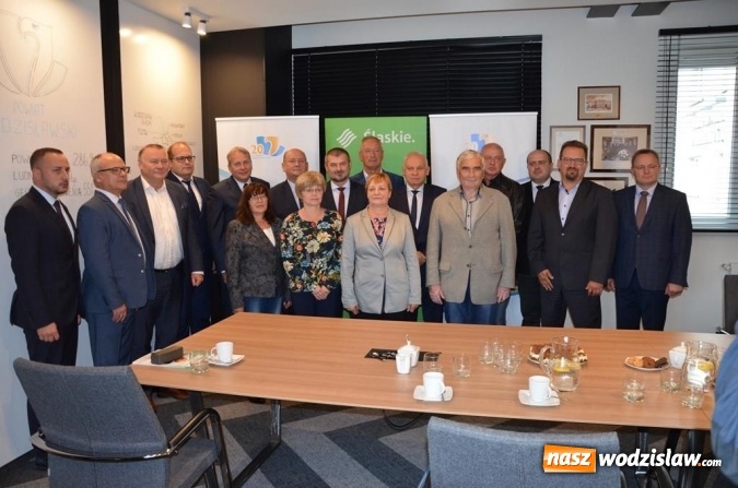 Zdjęcie w galerii na portalu naszwodzislaw.com: Podpisanie umów w Konkursie Przedsięwzięć Inicjatyw Lokalnych wiadomości z regionu