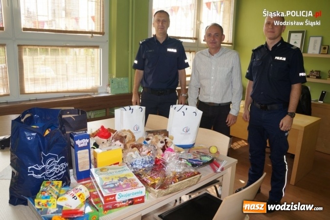 Zdjęcie w galerii na portalu naszwodzislaw.com: Komendant z upominkami odwiedził dom dziecka  wiadomości z regionu