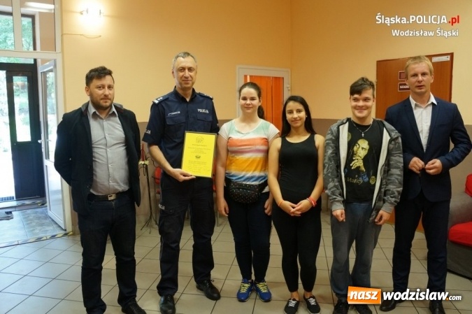 Zdjęcie w galerii na portalu naszwodzislaw.com: Komendant z upominkami odwiedził dom dziecka  wiadomości z regionu