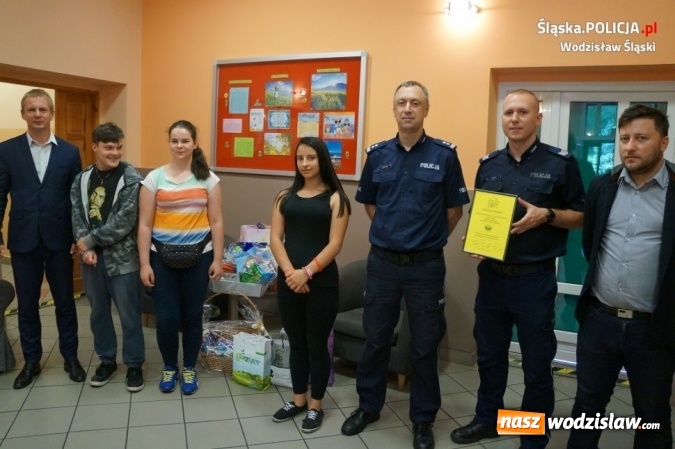 Zdjęcie w galerii na portalu naszwodzislaw.com: Komendant z upominkami odwiedził dom dziecka  wiadomości z regionu