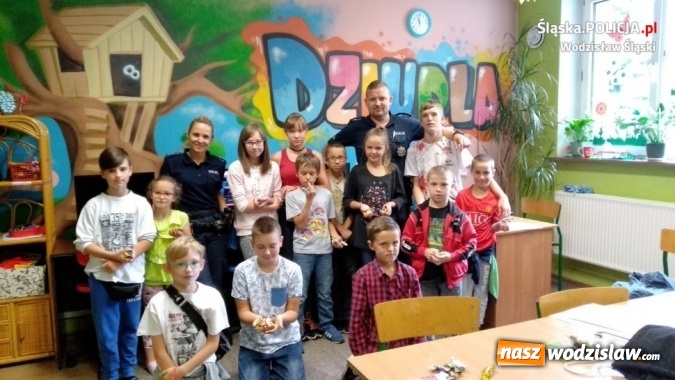 Zdjęcie w galerii na portalu naszwodzislaw.com: Komendant z upominkami odwiedził dom dziecka  wiadomości z regionu