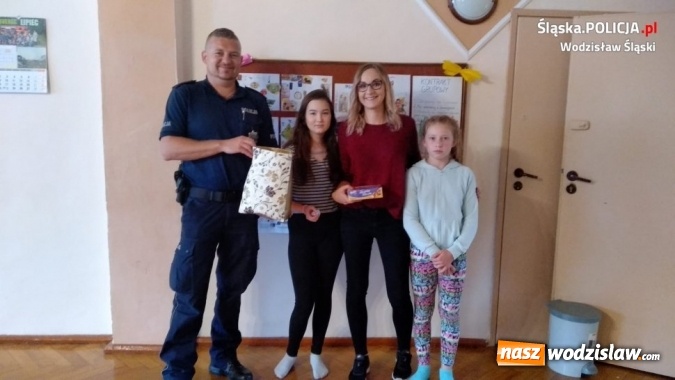 Zdjęcie w galerii na portalu naszwodzislaw.com: Komendant z upominkami odwiedził dom dziecka  wiadomości z regionu