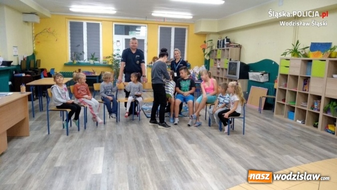Zdjęcie w galerii na portalu naszwodzislaw.com: Komendant z upominkami odwiedził dom dziecka  wiadomości z regionu
