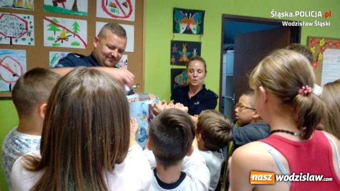 Zdjęcie w galerii na portalu naszwodzislaw.com: Komendant z upominkami odwiedził dom dziecka  wiadomości z regionu