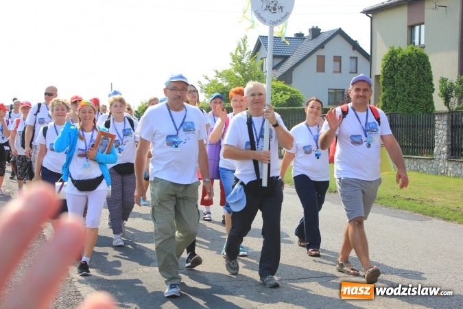 Zdjęcie w galerii na portalu naszwodzislaw.com: 228 pielgrzymów wyruszyło dziś w drogę z Lubomi na Jasną Górę wiadomości z regionu