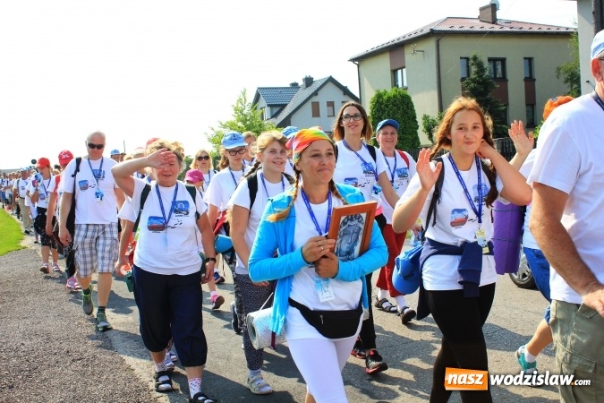 Zdjęcie w galerii na portalu naszwodzislaw.com: 228 pielgrzymów wyruszyło dziś w drogę z Lubomi na Jasną Górę wiadomości z regionu