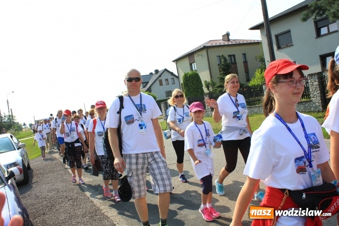 Zdjęcie w galerii na portalu naszwodzislaw.com: 228 pielgrzymów wyruszyło dziś w drogę z Lubomi na Jasną Górę wiadomości z regionu