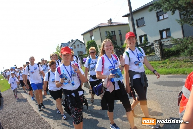 Zdjęcie w galerii na portalu naszwodzislaw.com: 228 pielgrzymów wyruszyło dziś w drogę z Lubomi na Jasną Górę wiadomości z regionu
