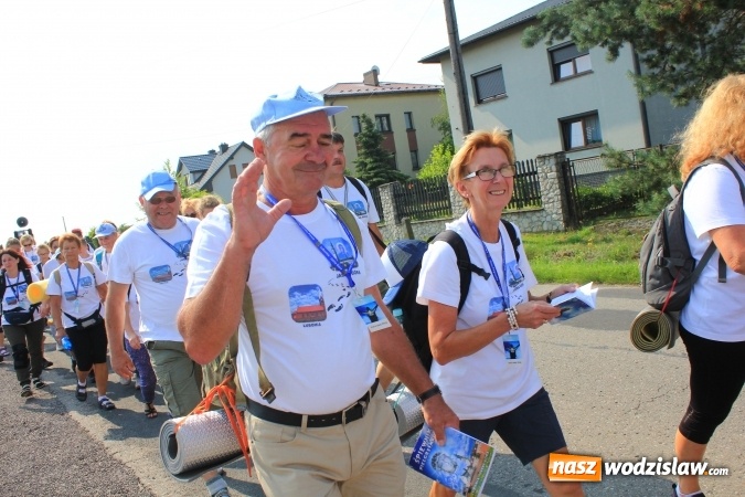 Zdjęcie w galerii na portalu naszwodzislaw.com: 228 pielgrzymów wyruszyło dziś w drogę z Lubomi na Jasną Górę wiadomości z regionu