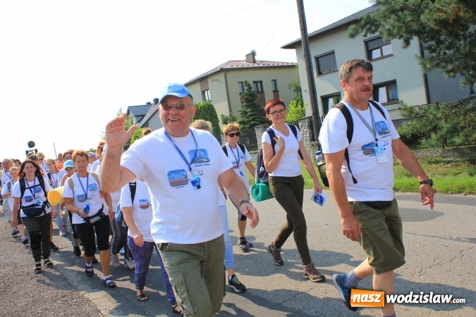 Zdjęcie w galerii na portalu naszwodzislaw.com: 228 pielgrzymów wyruszyło dziś w drogę z Lubomi na Jasną Górę wiadomości z regionu