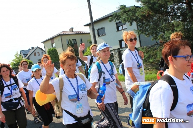 Zdjęcie w galerii na portalu naszwodzislaw.com: 228 pielgrzymów wyruszyło dziś w drogę z Lubomi na Jasną Górę wiadomości z regionu