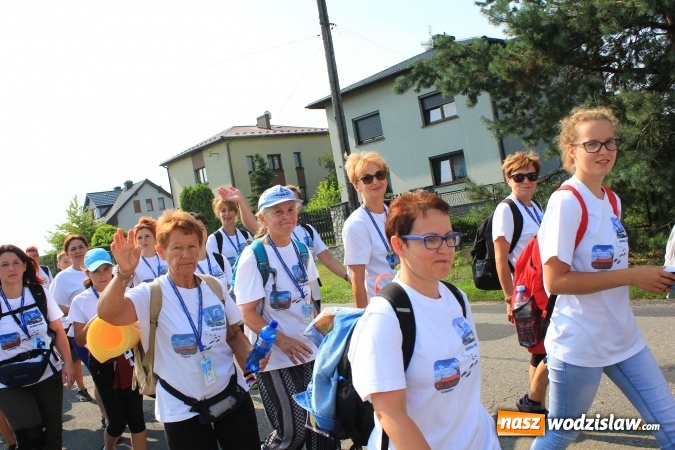 Zdjęcie w galerii na portalu naszwodzislaw.com: 228 pielgrzymów wyruszyło dziś w drogę z Lubomi na Jasną Górę wiadomości z regionu