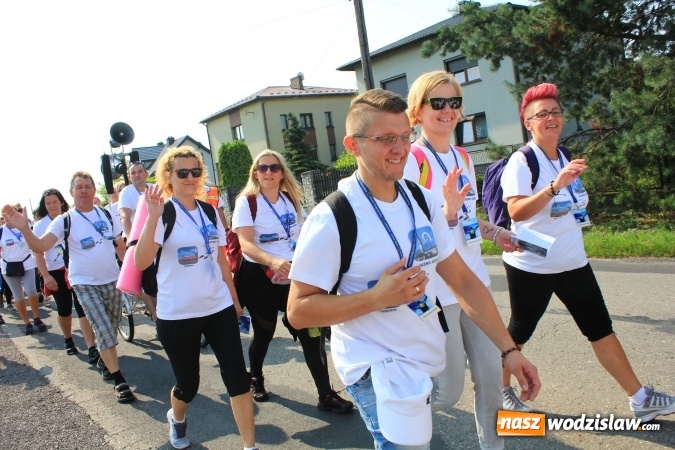 Zdjęcie w galerii na portalu naszwodzislaw.com: 228 pielgrzymów wyruszyło dziś w drogę z Lubomi na Jasną Górę wiadomości z regionu